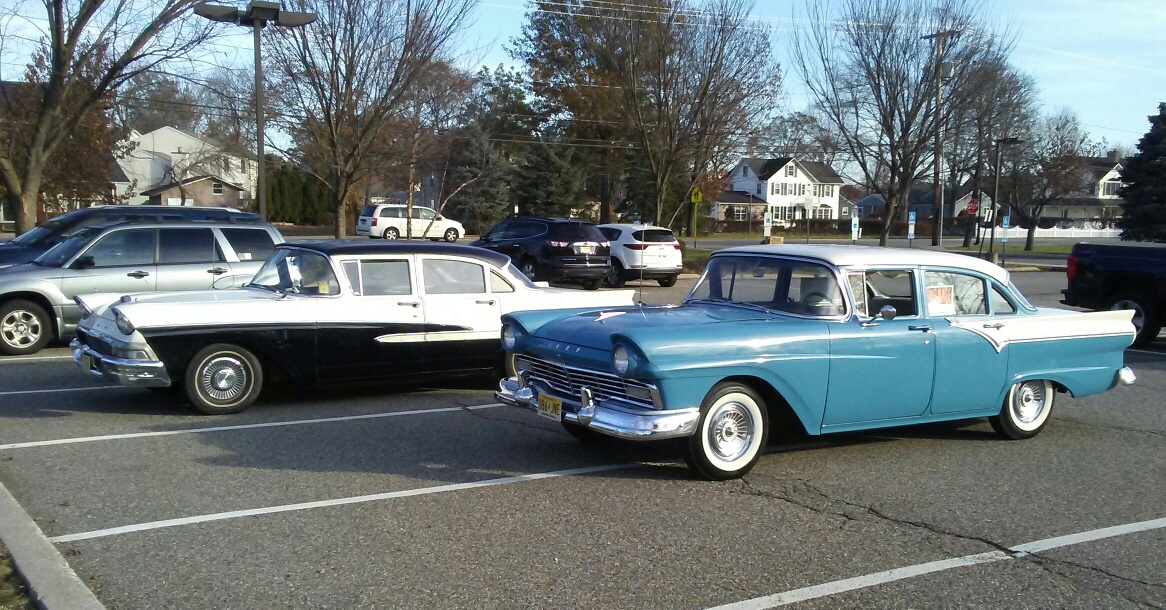 Ford Custom und Custom 300: der Duell der amerikanischen Limousinen der 50er Jahre