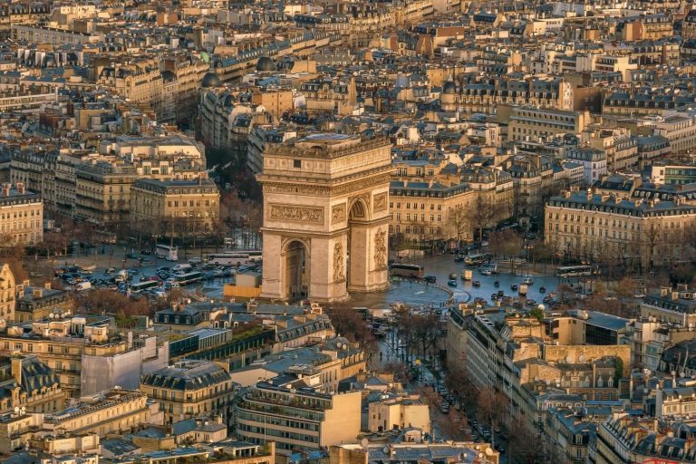 Verkehr und Parken stark eingeschränkt in Paris für den Jahreswechsel 2025.