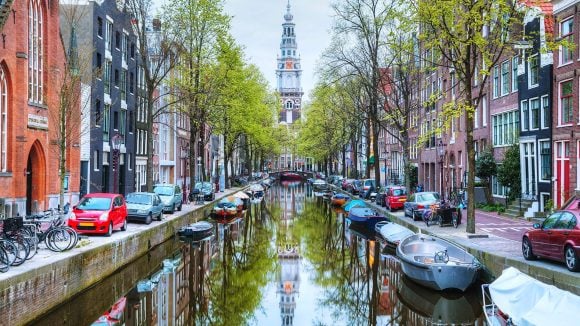 Amsterdam: Eine Stadt im Kampf gegen Werbung für Benzinautos