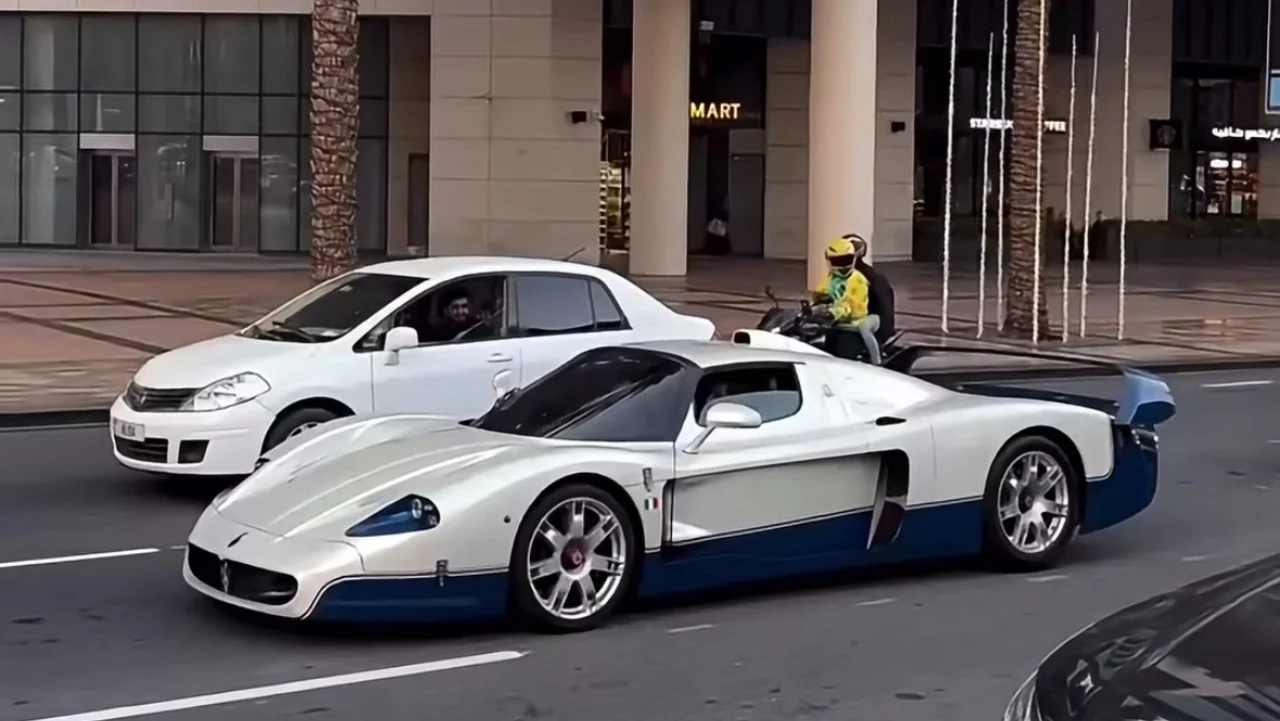 Maserati MC12 rollt in Dubai und sticht heraus