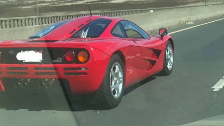 McLaren F1 taucht auf Kaliforniens Highway auf