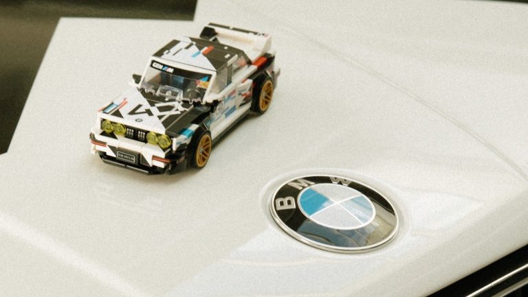 LEGO feiert 40 Jahre BMW M3 E30 mit detailreichem Bausatz