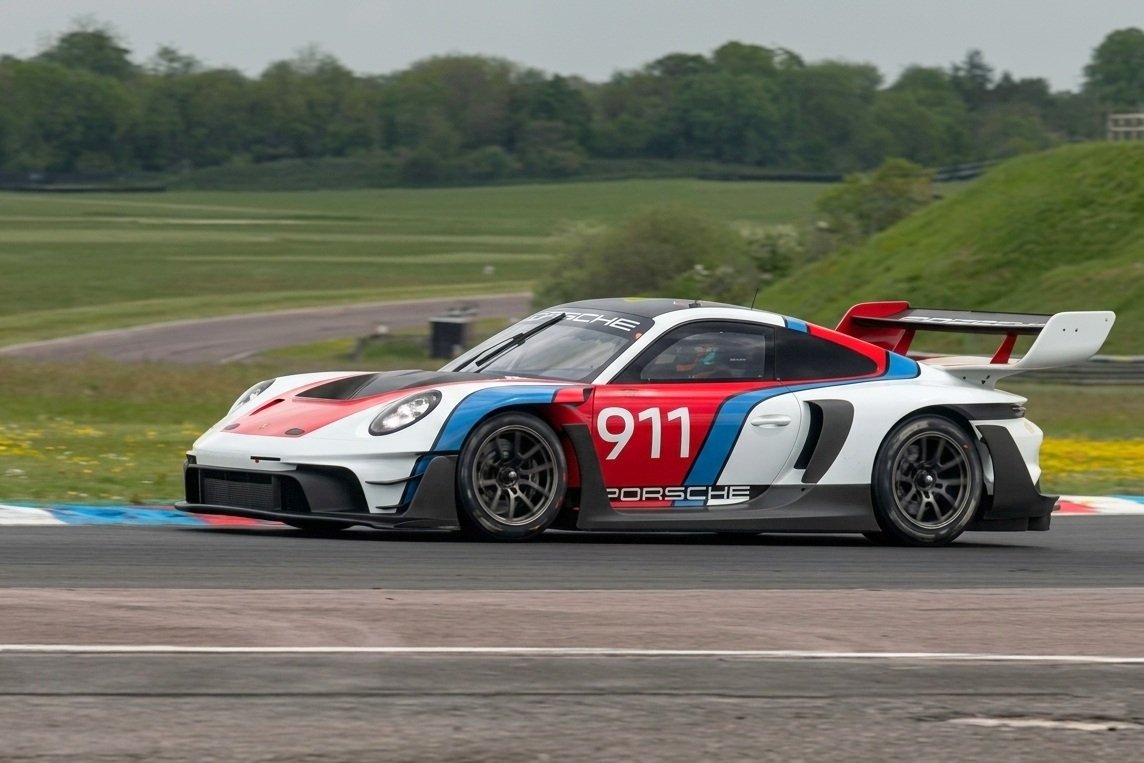 Gordon Ramsay lässt Porsche 911 GT3 R Rennsport auf der Rennstrecke tanzen